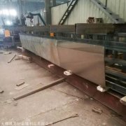 然后把芯层材料与两表层材料组坯胶合而成的复