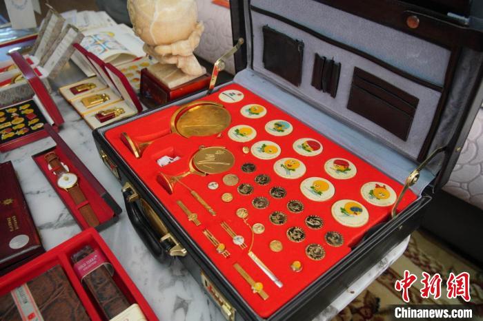 亚冬会徽章到底是什么：从1996到2025的别针文化名