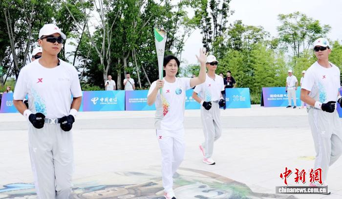 熊猫家园节节高 竹梦火炬传递点亮成都熊猫基地