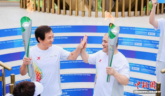 熊猫家园节节高 竹梦火炬传递点亮成都熊猫基地