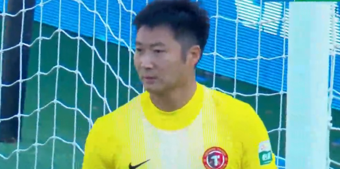 韩镕泽禁区外手球黄牌引争议规则解读