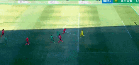 韩镕泽禁区外手球黄牌引争议规则解读