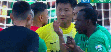 韩镕泽禁区外手球黄牌引争议规则解读